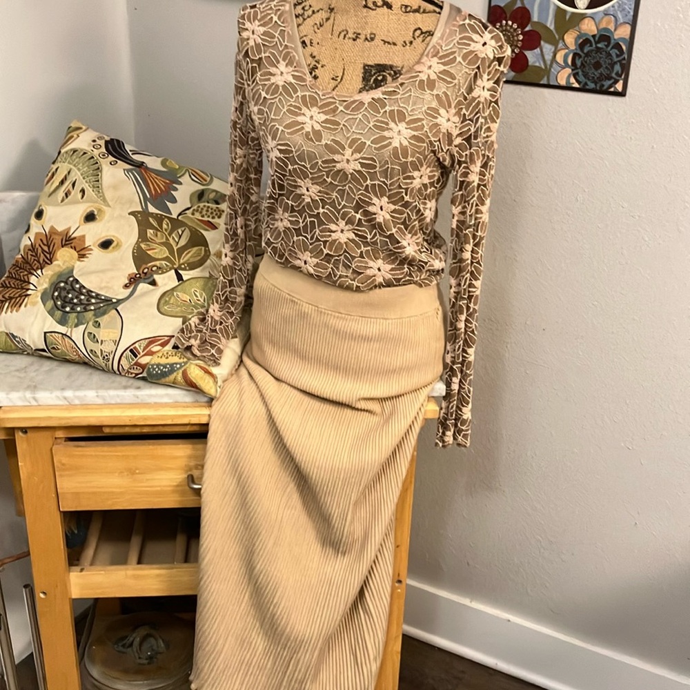 Elegant Free People Tan Maxi!! Great Details Looks Amazing On!! - Picture 5 of 11